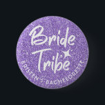 Bride Tribe Bachelorette Pin Violet Knapp<br><div class="desc">Om du sätter ihop nålen med Bride Tribe-bokstäverna för Möhippa eller Bachelorette-festen ser underbar ut med alla kläder. Plocket kan vara personlig med Brides namn eller någon annan information. Det finns olika alternativ för färg. Det finns även matchande stift med samma färg och stil, fru Bride-to-be finns också tillgänglig -...</div>