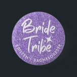 Bride Tribe Bachelorette Pin Violet Knapp<br><div class="desc">Om du sätter ihop nålen med Bride Tribe-bokstäverna för Möhippa eller Bachelorette-festen ser underbar ut med alla kläder. Plocket kan vara personlig med Brides namn eller någon annan information. Det finns olika alternativ för färg. Det finns även matchande stift med samma färg och stil, fru Bride-to-be finns också tillgänglig -...</div>