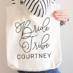 Bride Tribe Black Modern Script Anpassningsbar Bri Tygkasse<br><div class="desc">Det moderna och avslappnad chicens svarta kalligrafi-skript "Bride Tribe" (Bride Tribe) för kvinnor i bröllop till väskan har anpassningsbar som kan vara personlig för din besättning i brudens sida. Perfekt till era brudtärmar till bäran på bachelorettpartiet och bröllop helg!</div>