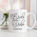 Bride Tribe Black Modern Script Personligt bröllp Kaffemugg<br><div class="desc">Det moderna och avslappnad chicens svarta kalligrafi-skript "Bride Tribe",  kvinnans bröllop T-skjorta,  har anpassningsbar som kan vara personlig för din besättning i brudens sida. Gör en söt gåva till dina brudtärnor på bachelorette och bröllop helg!</div>