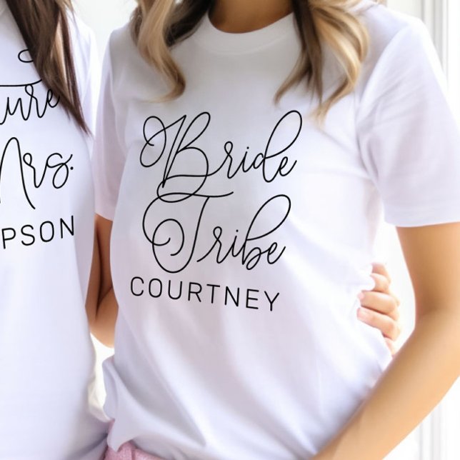 Bride Tribe Black Modern Script Personligt bröllp T Shirt (Skapare uppladdad)