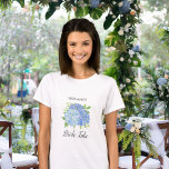 Bride Tribe Blommigt Blue Hydrangea Foliage Bröllo T Shirt<br><div class="desc">Den här bridstammen t-shirt har en vattenfärgsdesign med blå vattenblommor och grönbläcklöv. blommigten har en . Anpassa den med din egen text. Matchande produkter är tillgängliga. Besök vår butik eller visa våra samlingssidor för att se fullt.</div>