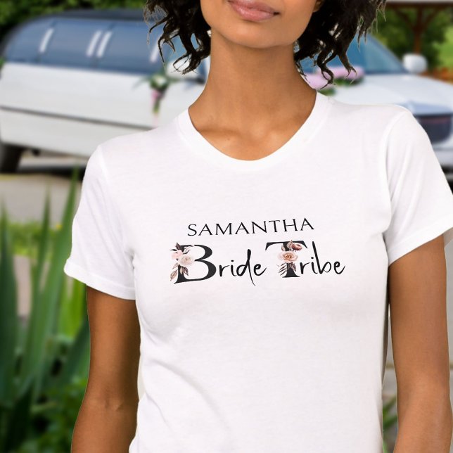 Bride Tribe Boho Blommigt Brev Bachelorette T Shirt (Bride Tribe shirt for your bachelorette and pre-wedding gatherings)