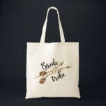 Bride Tribe Boho Pilrows Tygkasse<br><div class="desc">En boho-inspirerad "Bride Tribe"-design som innehåller ett par korsade pilar med fjädrar och penselskripttext. Detta i dag är ett underbart val för brudgummar och möhippor.</div>