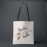 Bride Tribe Boho Pilrows Tygkasse<br><div class="desc">En boho-inspirerad "Bride Tribe"-design med ett par korsade pilar med fjädrar och penselskripttext över en neutralt beige bakgrund. Detta i dag gör ett underbart val för mutor och möhippor.</div>
