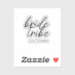 Bride Tribe | Bröllop Flower Girl Modern Klistermärken<br><div class="desc">Enkel, modern och snyggt "Bride Tribe" citerar kvinnans t-shirt med skript i svartvitt i trendiget stil. Namn kan vara personlig med namn i brudens sida. Du kan använda den för bruden, brudtärnorna, blomflickorna eller Budens mamma. De samordnande tillbehören för teambruden fungerar bra för en möhippa, bachelorette-fest, morgon i bröllop eller...</div>