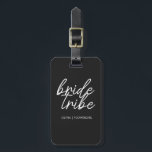 Bride Tribe | Destinationsbröllopsblomma Bagagebricka<br><div class="desc">Enkel, modern och snyggt "Bride Tribe" citerar tote med skript i svartvitt i trendiget stil. Namn kan vara personlig med namn i brudens sida. Du kan använda den för bruden, brudtärnorna, blomflickorna eller Budens mamma. De samordnande tillbehören för teambruden fungerar bra för en brudens sida frieri, möhippan, bachelorette-festen, repetitionsmiddagen, morgonen...</div>