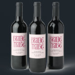 Bride Tribe Fold Rosa Magenta Bachelorette Vinflaska Etikett<br><div class="desc">En personlig fet rosa och magenta Bachelorette flaska med funky typografi för " Bride Tribe " och ditt eget namn. Perfektens plocka för din brudtstam,  för en sommarfest på Bachelorette helg eller på stranden Bachelorette. Behöver du ytterligare artiklar i stil? Släpp ett meddelande!</div>