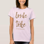 Bride Tribe Guld Glitter Bachelorette Party T Shirt<br><div class="desc">Den här brudskjortan är perfekt för att fira möhippor. Den här  rosa skjortan har faux guld glitter stil-bokstäver på framsidan. Anpassa dessa garantier med mottagarens namn på framsidan och briden och brudgummen namn och bröllop på baksidan.</div>