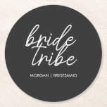 Bride Tribe | Modern Bridesmaid Möhippa Underlägg Papper Rund<br><div class="desc">Enkel, modern och stilfull "Bride Tribe" -citat med skrivstil i svart och vitt i en trendig stil. Namnen kan anpassas med namnen på dina brudtärnor. Du kan använda den för bruden, brudtärnor, blomsterflickor eller brudens mamma. De samordnade accessoarerna för brudlaget fungerar bra för förfrågningar om brudtärnor, brudshow, möhippa, repetitionsmiddag, morgonen...</div>