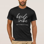 Bride Tribe | Modern Far i Briden T Shirt<br><div class="desc">Enkel, modern och snyggt "Bride Tribe"-citat med skript i svartvitt i trendiget stil. Namn kan vara personlig med namn i brudens sida. Du kan använda den för bruden, brudtärnorna, blomflickorna eller Budens mamma. De samordnande tillbehören för teambruden fungerar bra för en brudens sida frieri, möhippan, bachelorette-festen, repetitionsmiddagen, morgonen i bröllop...</div>
