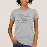 Bride Tribe Modern Script Anpassat namn Bridesmaid T Shirt<br><div class="desc">Skaffa redot som bridesmaid eller maid of honor med den här söta skjortan av avslappnad: moderna kalligrafskript i svart för "Bride Tribe" och anpassningsbar för namn (eller ta bort det om du föredrar ett mönster utan namn). Underbara skjortor för en möhippa,  en bridesmaid frieri box eller Bachelorette party!</div>