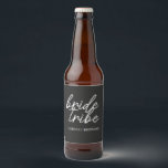 Bride Tribe | Moderna Brudtjänstebucklor Ölflaska Etikett<br><div class="desc">Enkel, modern och stilren "Bride Tribe" citat med skrivstil-font i svart och vitt i en trendig stil. Namnen kan anpassas med namnen på din brudklubb. Du kan använda den för bruden, brudtjejer, blomsterflickor eller brudens mamma. De kompletterande accessoarerna för brudlaget fungerar bra för förfrågningar till brudklubb, brudfest, möhippa, repetitionens middag,...</div>