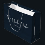 Bride Tribe Mörk Navy Blue Personligt bröllp<br><div class="desc">Anpassa den här enkla moderna presentväskan med ord "bridstammen" skriven i ett vackert kalligrafi ♥ färg i väskan är anpassade. Skicka mig ett meddelande med eventuella förfrågningar eller frågor från anpassad design.</div>