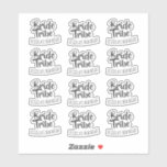 Bride Tribe Personlig Hen Night Klistermärken<br><div class="desc">De här klistermärkena är underbara för att koppla ihop stam och även praktiska om du öppnar en tabbtangent i pub,  så får bara de med officiellen "Bride Tribe-klistermärke" sin dryck på tabben.</div>