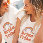 Bride Tribe Retro Groovy Daisy 70s Bachelorette T Shirt<br><div class="desc">Ha roligt på bachelorette-festen med den här coolan t-shirt som innehåller retro-regnbåge,  daisy,  typsnitt och anpassningsbar efter eget val. Lägg enkelt till dina egna uppgifter genom att klicka på alternativet "Anpassa" den här mallen.</div>