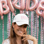 Bride Truckerkeps | Personlig Future, fru Namn<br><div class="desc">Gratulera till den blivande bruden med denna truckerkeps för möhippa av chic och snyggt personlig, med fet rosa "BRIDE"-text och kursiv elegant "Framtida fru" [Namn]" text. Perfekt för möhippor, möhippor, bröllopsdag, förberedelser eller som en tankeväckande förlovning! Lättviktsalternativ, andningsbart och tillgängligt i många färg för att matcha möhippans tema. Anpassa namn...</div>