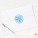 Briden är på moln 9 runt klistermärke<br><div class="desc">Perfekt till firandet av den Speciella briden att vara! Köp våra matchande digitala objekt i vår Etsy-butik: https://www.etsy.com/shop/BDPDesignsWeddings?ref=seller-platform-mcnav&search_query=ON CLOUD NINE</div>