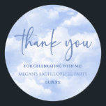 Briden ligger på Cloud Nine Blue Bachelorette Part Runt Klistermärke<br><div class="desc">Det här är Bride på Cloud Nine Bachelorette Party Helg favor Stickers!</div>