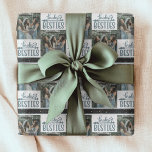 Brides Besties Modern Photo Bröllop Bridesmaid Presentpapper<br><div class="desc">Med texten "Bride's Besties" i modern typografi får du ett Pappert foto med "Brides's Besties" i Bröllop. Perfekt för inslagning av gåvor till dina brudtärnor. Du kan bara lägga till ett eget foto och även ändra "bruds besties"-texten till färg så att den stämmer överens med ditt färg-schema. Redigera bara färg...</div>