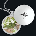 Brides Bröllop Bouquet Lägg till foto Keepsaké Berlockhalsband<br><div class="desc">Anpassa den här designen idag! Den här presenten är en perfekt för specialtillfället.
 Kom kollar upp vår butik för all vår coola.</div>