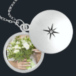 Brides Bröllop Bouquet Lägg till foto Keepsaké Berlockhalsband<br><div class="desc">Anpassa den här designen idag! Den här presenten är en perfekt för specialtillfället.
 Kom kollar upp vår butik för all vår coola.</div>