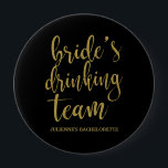 Brides Drinking Team Cute Calligraphy Bridesmaid Knapp<br><div class="desc">Brides Drinking Team Cute Calligraphy Bridesmaid Button</div>