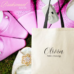 Brides Entourage, eget namn, skript, Bröllop Tygkasse<br><div class="desc">Vi presenterar vår Personlig "Bride's Entourage" Tote Bag - perfekten i stil, praktisk och hjärtlig uppskattning. Designad med kärlek och elegans har den här moderna toteväskan Bridesmedas namn i ett vackert skript och kan vara personlig med din bies namn, skapar det som en enkel keepé. Perfekt för att du kan...</div>
