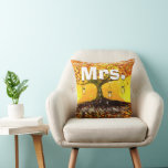 Brides Mason Burk Höst färger Romantic Träd Kudde<br><div class="desc">Brides Rustic Romantic Initialer i Trunk Roots of Kärlek Träd Pillows</div>