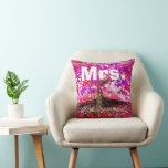 Brides Mason Burk Rosa Lila Romantic Träd Kudde<br><div class="desc">Brides Rustic Romantic Initialer i Trunk Roots of Kärlek Träd Pillows</div>