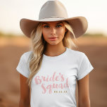 Brides Squad Personlig Bachelorette T-shirt<br><div class="desc">Anpassningsbar brudens sida utlöser och tanker med "Torgrafik" i ett snyggt-penselskript. Anpassa den med bröllop-datum,  bröllop-hashtagg,  namn eller annan anpassningsbar. Perfektens gåva till brud,  brudgumm och bröllopsfest till bära för bakteriepartiet eller bröllopsdagen!</div>