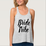 Brides Typography Calligaphy Hand Lettered Dress Linne Med Racerback<br><div class="desc">Bride Typography T-shirt . Det finns till och med en hodie som skulle göra ett underbart val för bröllopsfesten till bäran för förnyelsen om vädret är lite kyligt i nacke i skogen. Hand Lettered Brides Black Bläck Flowy Comfortable and Flattering Tanktop T-shirts,  Långärmad eller Kort.</div>