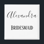 Bridesmaid Black and White kursivt Magnet<br><div class="desc">Ge din brud med en köldmedierad personlig. Hennes namn kommer att vara skrivet med svart kursiv stil med "Bridesmaid" skrivet under. Så vacker anpassar du dig idag!</div>