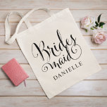 Bridesmaid Black Script Personlig Bröllop Tygkasse<br><div class="desc">Bröllop Bridesmaid tote-väskan har ett modernt kalligrafiskript för svartsnurrning som skrivs med elegant anpassningsbar första namn-text som du kan anpassa. Se vår samordnande utformning i brudens sida!</div>