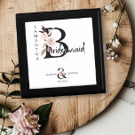 Bridesmaid Blommigt Brev Boho Bröllop Keepsaké Minnesask<br><div class="desc">Behåll presentboxen så att du kan anpassa den till ditt brudstöd. Bridesmaid är skrivet med neutralt boho blommigt brev och handskript. Du kan också lägga till namn i bruden och brudgummen och deras bröllop-datum, vilket ramar är en samordnande blommigt ampersand. Fin bröllopsfest är en viktig gåva och perfekt för ett...</div>