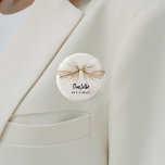 Bridesmaid boige kräm namn bricka knapp<br><div class="desc">En beige,  gräddbaksida för färgaden. Dekorerad med en stor båge. Anpassa och lägg till ditt brudgumms namn. Svart handskript i stil.</div>