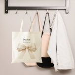 Bridesmaid boige kräm namn tygkasse<br><div class="desc">Dekoreras med en stor beige,  gräddbun färgad. Anpassa och lägg till ditt brudgumms namn.</div>
