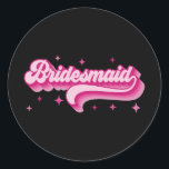 Bridesmaid Bride Retro Bröllop Brudens sida Bachel Runt Klistermärke<br><div class="desc">Bridesmaid Bride Retro Bröllop Brudens sida Bachelorette</div>