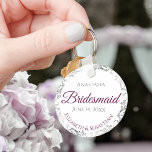 Bridesmaid Bröllop Gift Cassis Lila & Grått Lacy Nyckelring<br><div class="desc">De här nyckelkedjorna är designade för ge som favoriter för brudar i bröllopsfesten. De har en enkel men ändå elegant utformning med vit bakgrund, magenta eller kassistext lila & Grått och en silver faux foil blommigt gräns. Perfekt för att tacka dina brudar för att de är en del av din...</div>