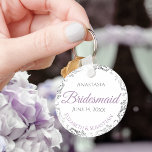 Bridesmaid Bröllop Gift Lavender Lila & Grått Nyckelring<br><div class="desc">De här nyckelkedjorna är designade för ge som favoriter för brudar i bröllopsfesten. Designat att samordna med vår Lila & Grått Elegant bröllop Suite, har de en enkel men elegant utformning med vit bakgrund, lavender & Grått text och en silver faux foil blommigt gräns. Perfekt för att tacka dina brudar...</div>