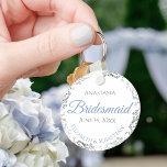 Bridesmaid Bröllop Gift Light Blue & Grått Lacy Nyckelring<br><div class="desc">De här nyckelkedjorna är designade för ge som favoriter för brudar i bröllopsfesten. Designade för att koordinera med vår Blue & Grått Elegant bröllop Suite har de en enkel utformning av eleganten med vit bakgrund, ljusblå och Grått text och en silver faux foil blommigt gräns. Perfekt för att tacka dina...</div>