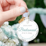 Bridesmaid Bröllop Gift Teal & Grått Lacy Nyckelring<br><div class="desc">De här nyckelkedjorna är designade för ge som favoriter för brudar i bröllopsfesten. Designat att samordna med Teal & Grått Elegant bröllop Suite har de en enkel utformning av eleganten med vit bakgrund, teal eller turkos och Grått-text och en silver faux foil blommigt gräns. Perfekt för att tacka dina brudar...</div>