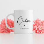 Bridesmaid Bröllop Simple Modern Script Namn Kaffemugg<br><div class="desc">I Bridesmaid Bröllop Simple Modern Calligraphy Script Personlig Namn Coffee Mugg finns ditt bridesaid's namn i elegant svart calligraphy-skript som accentueras med ett enkelt kärlek-hjärta med tillägg av din anpassningsbar, t.ex. datum och bridemaid. Text och hjärta färger kan justeras i redigeraren till kostym som du föredrar färg. Fantastiskt som gåvor...</div>