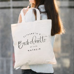 Bridesmaid Calligraphy Bröllop Tygkasse<br><div class="desc">Bachelorette Party Bridesmaid Calligraphy Bröllop Tote Bag har roligt och söt calligraphy,  tillsammans med händelsdatum och personlig namn. Det här är en perfekt-gåva till en bachelorette-fest - fyll den med roligt!</div>