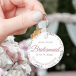 Bridesmaid Elegant bröllop Gift Dusty Ro Nyckelring<br><div class="desc">De här nyckelkedjorna är designade för ge som favoriter för brudar i bröllopsfesten. De har en enkel men ändå elegant utformning med vit bakgrund, dammig ro eller rosa & Grått-text och en silver faux foil blommigt gräns. Perfekt för att tacka dina brudar för att de är en del av din...</div>