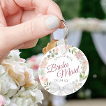 Bridesmaid Elegant Rosa Blommigt Utandning Bröllop Nyckelring<br><div class="desc">De här nyckelkedjorna är designade för ge som favoriter för brudar i bröllopsfesten. De har en rustik handmålad vattenfärgskonstruktion med en blommigt andedräkt i skuggor av rosa, koral, mauve, mynta, moss och sage grönt. Texten är skriven i elegant brev, och det finns utrymme för hennes namn och bröllop. Perfekt för...</div>