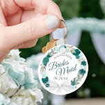 Bridesmaid Elegant Teal Blommigt Utandning Bröllop Nyckelring<br><div class="desc">De här nyckelkedjorna är designade för ge som favoriter för brudar i bröllopsfesten. De har en rustik handmålad vattenfärgskonstruktion med en krans av ro och blommor i färgnyanser, turkos, akva och cyan. Texten är skriven i elegant brev, och det finns utrymme för hennes namn och bröllop. Perfekt för att tacka...</div>