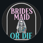Bridesmaid eller Die Bride Bachelorette Party Möhi Runt Klistermärke<br><div class="desc">Bridesmaid eller Die Bride Bachelorette Party Möhippa</div>