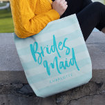 Bridesmaid för Preppy Blue Rand Tygkasse<br><div class="desc">Personlig Bridesmaid till väskan med ord "Bridesmaid" i trendigets penselskript mot en palmblått rand-bakgrund som är perfekt för dina bruder att bära sina plagg. Kolla in matchande makeup-påse här https://www.zazzle.com/preppy_blue_stripes_brush_script_bridesmaid_makeup_bag-223509437047049384?rf=238364477188679314 Anpassa den genom att ersätta platshållartexten. Om du vill ha fler alternativ, till exempel att ändra teckensnitt, klickar du storlekt på...</div>