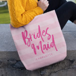 Bridesmaid för Preppy Rosa Rand-penselskript Tygkasse<br><div class="desc">Personlig Bridesmaid till väskan med ord "Bridesmaid" i trendigets penselskript mot en liten bakgrund av rosa rand som är perfekten för dina bruder att bära med sig sina plagg. Kolla in matchande makeup-påse här https://www.zazzle.com/preppy_pink_stripes_brush_script_bridesmaid_makeup_bag-223977580678893594?rf=238364477188679314 Anpassa den genom att ersätta platshållartexten. Om du vill ha fler alternativ, till exempel att ändra...</div>